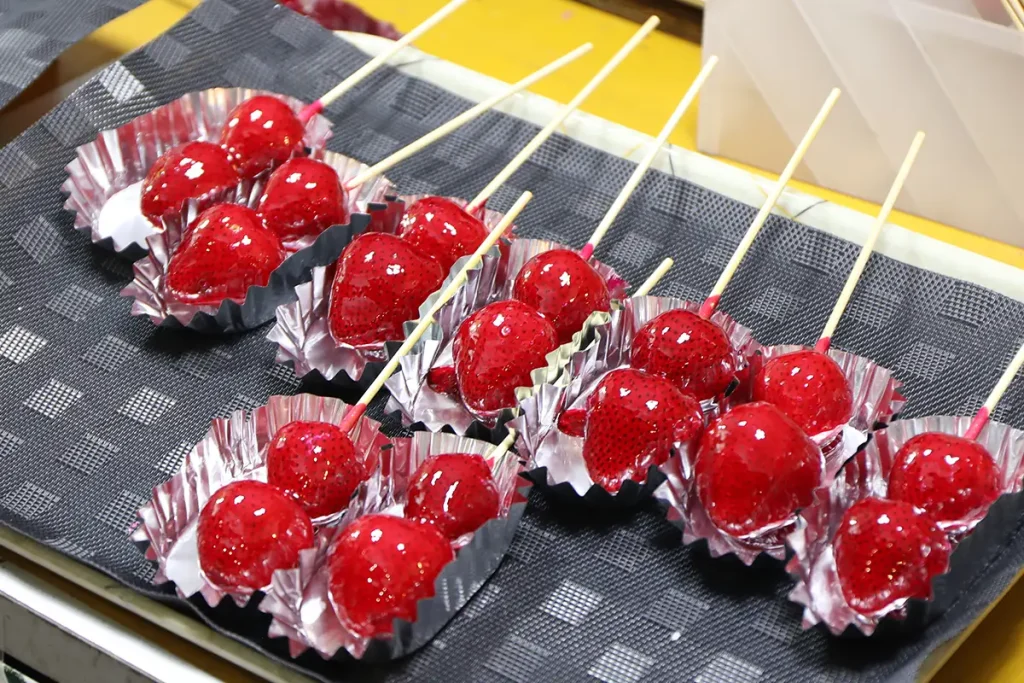 とうかさんの出店ブースで販売された「いちごあめ」