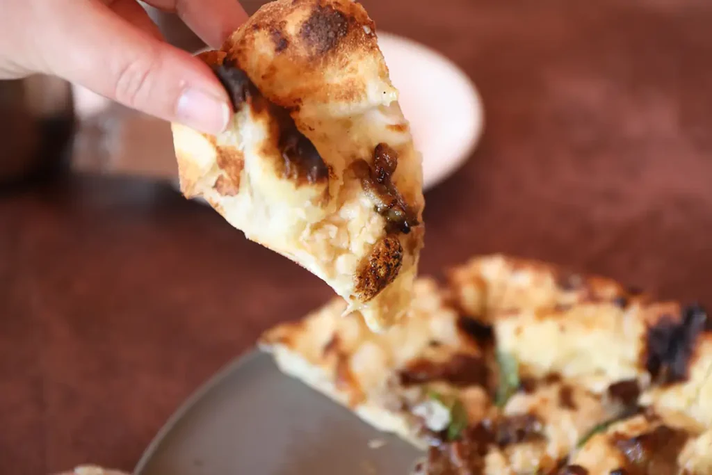 「400℃PIZZA」広島限定ピザ「ブラーチェ」